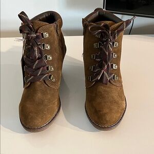 White Mountain Brown Lace-Up Ankle Boots New with tag. Size 8.5